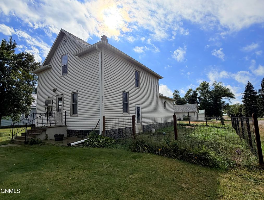 223/227 Helen Street S, Streeter, ND 58483 photo 3