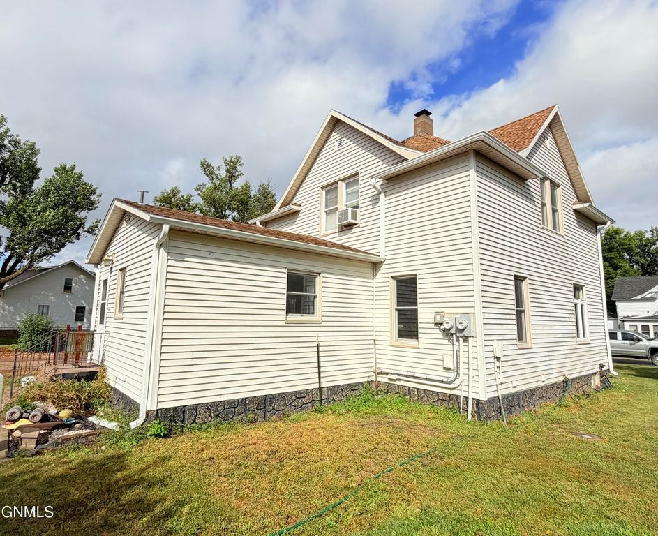223/227 Helen Street S, Streeter, ND 58483 photo 4