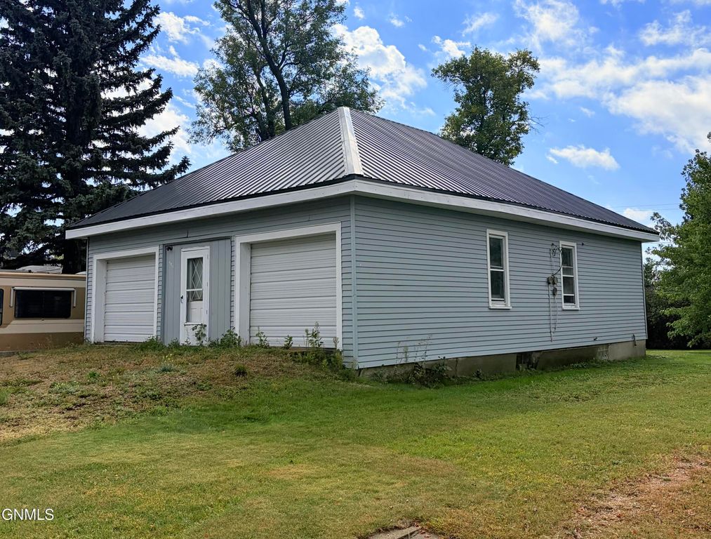 223/227 Helen Street S, Streeter, ND 58483 photo 5