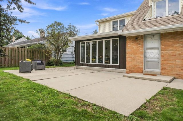 3744 S Sunset DRIVE, Milwaukee, WI 53220