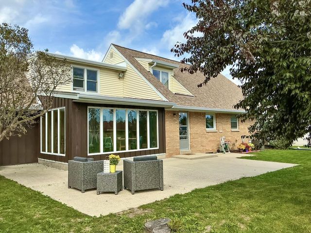 3744 S Sunset DRIVE, Milwaukee, WI 53220
