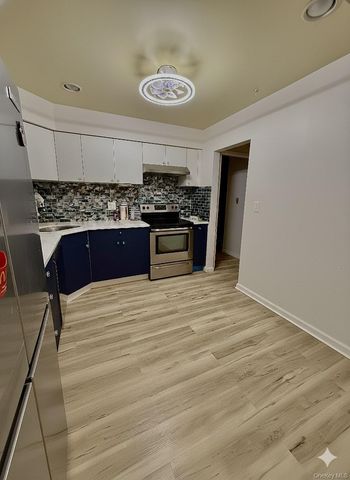 128 Santa Barbara Drive 128, Plainview, NY 11803