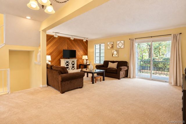 153 Treetop Circle, Nanuet, NY 10954
