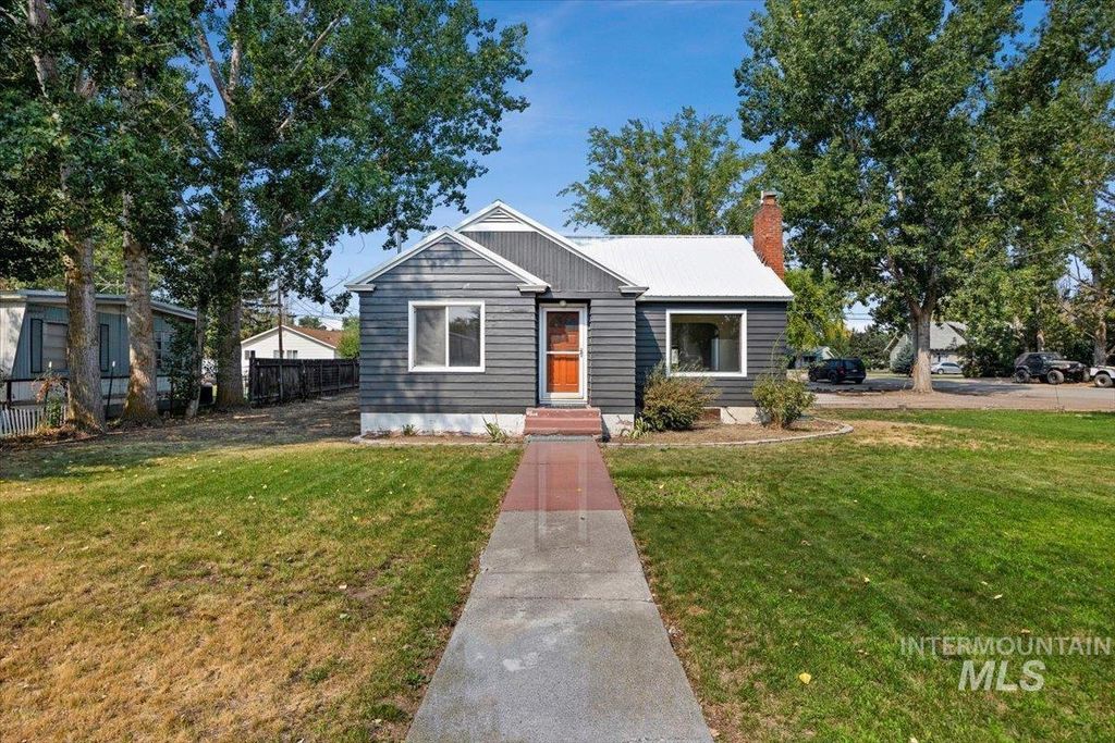 1105 Idaho St, Gooding, ID 83330 photo 1