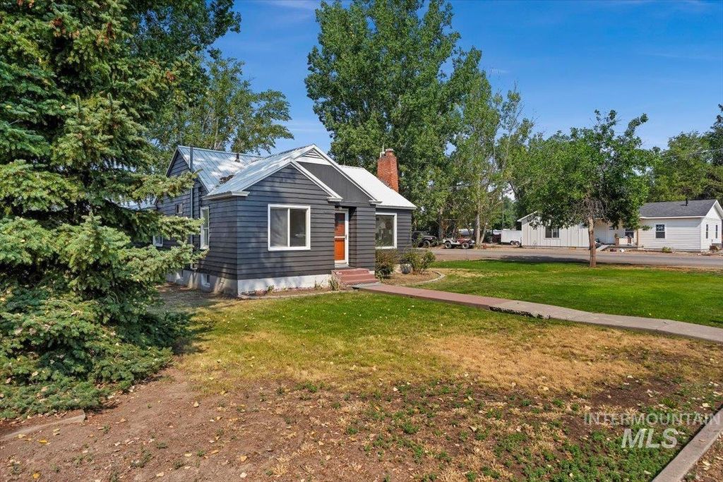 1105 Idaho St, Gooding, ID 83330 photo 2