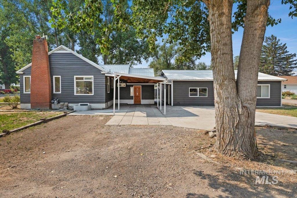 1105 Idaho St, Gooding, ID 83330 photo 3