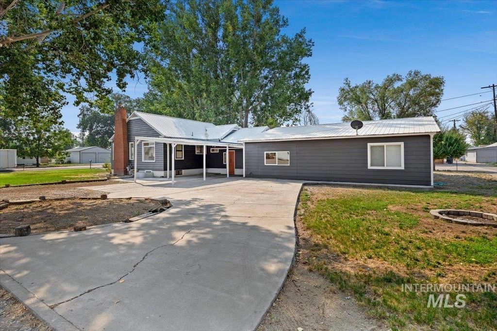 1105 Idaho St, Gooding, ID 83330 photo 4