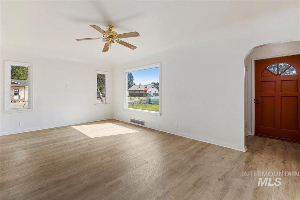 1105 Idaho St, Gooding, ID 83330 photo 5