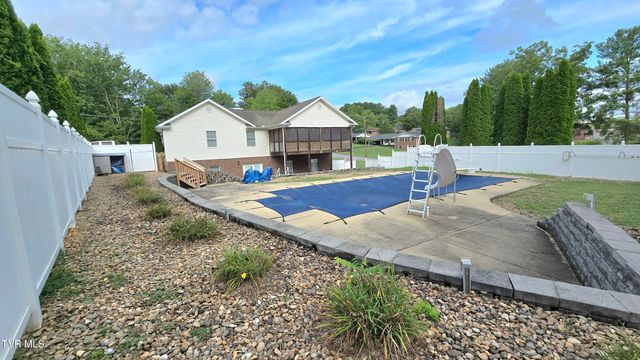 9 Lynn Terrace Court, Johnson City, TN 37604