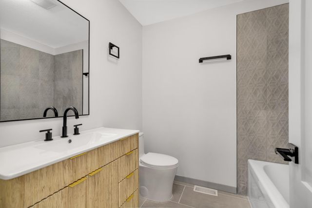 947 Earl Street, Saint Paul, MN 55106