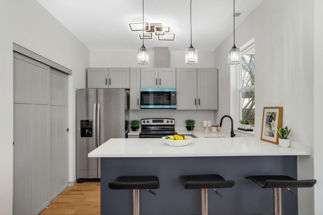 947 Earl Street, Saint Paul, MN 55106