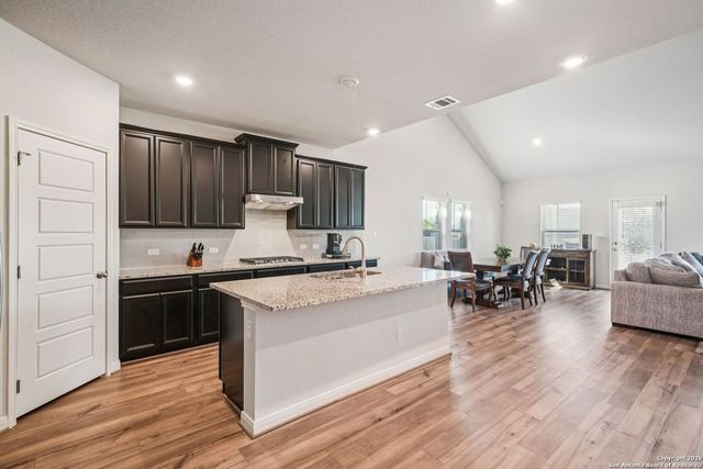 1527 Argon Way, San Antonio, TX 78245