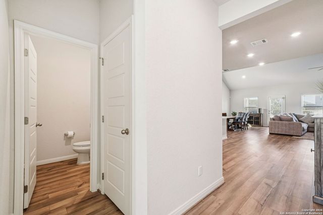 1527 Argon Way, San Antonio, TX 78245