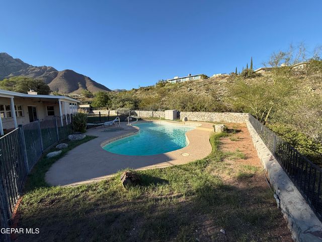 8204 BIG BEND Drive, El Paso, TX 79904