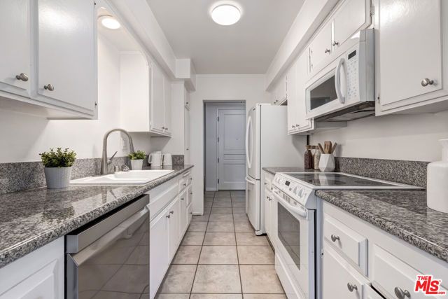 809 S Bundy Drive 214, Los Angeles, CA 90049