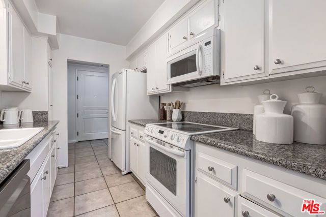 809 S Bundy Drive 214, Los Angeles, CA 90049