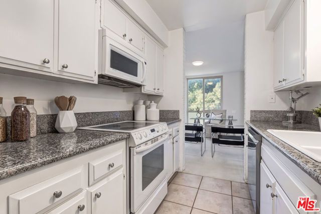 809 S Bundy Drive 214, Los Angeles, CA 90049