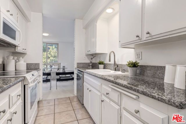 809 S Bundy Drive 214, Los Angeles, CA 90049