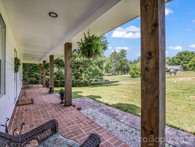 213 Raintree Drive, Hendersonville, NC 28791
