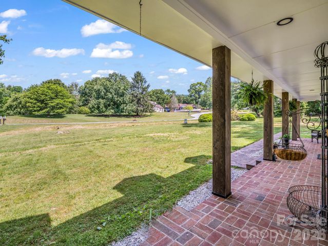 213 Raintree Drive, Hendersonville, NC 28791