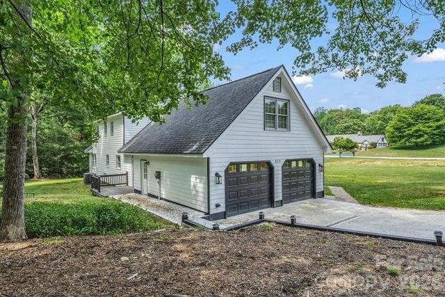 213 Raintree Drive, Hendersonville, NC 28791