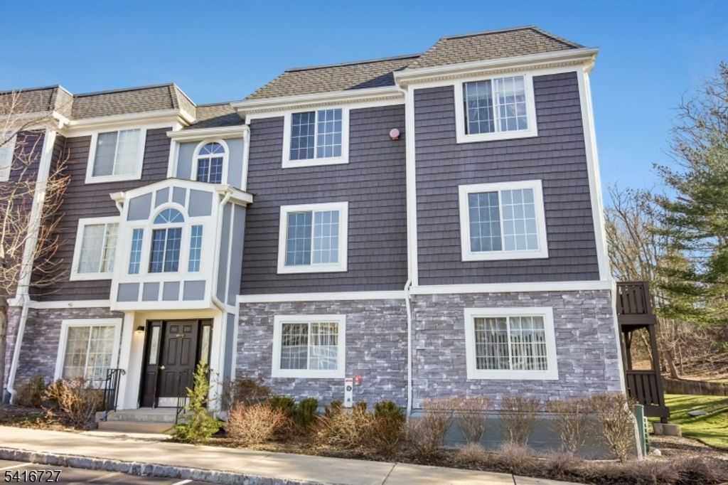 71 Village Dr, Morris Twp., NJ 07960