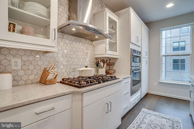 518 TRIGGERFISH DR, Oxon Hill, MD 20745