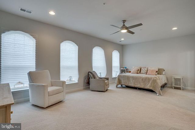 518 TRIGGERFISH DR, Oxon Hill, MD 20745