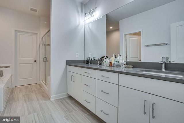 518 TRIGGERFISH DR, Oxon Hill, MD 20745