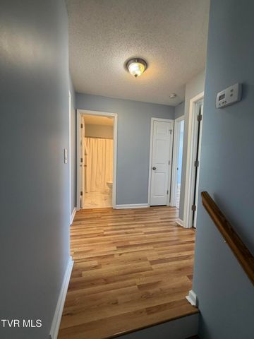 127 Cloverdale Lane, Johnson City, TN 37604