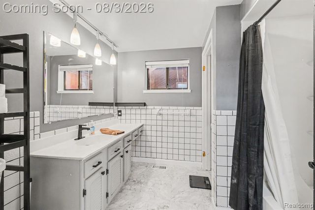 2451 Valley Lane Drive, Grand Blanc, MI 48439