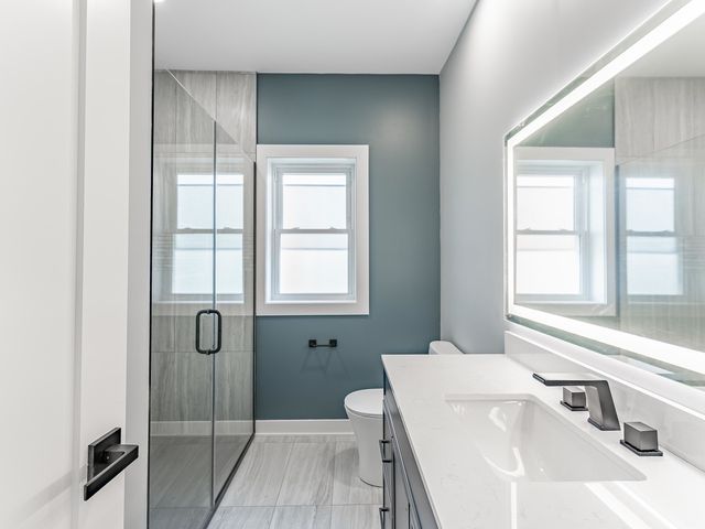 5131 W Roscoe Street, Chicago, IL 60641