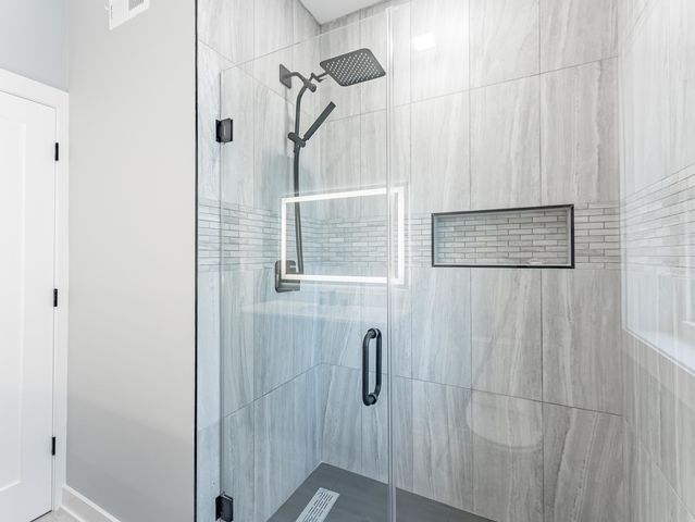 5131 W Roscoe Street, Chicago, IL 60641