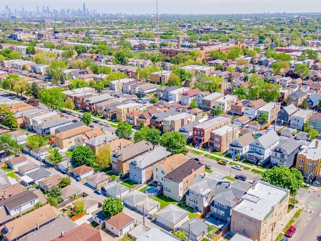 5131 W Roscoe Street, Chicago, IL 60641