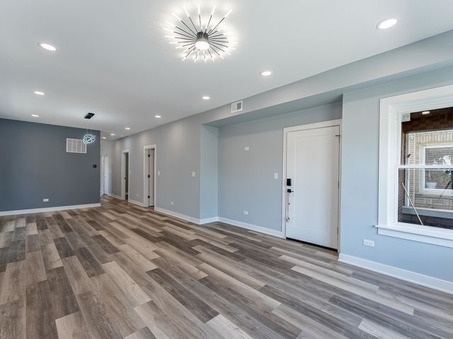 5131 W Roscoe Street, Chicago, IL 60641