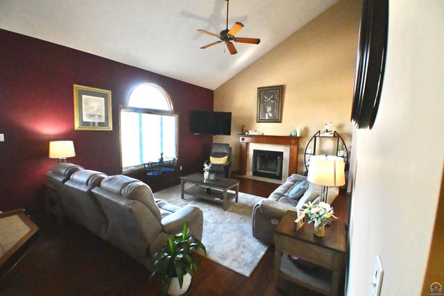 2522 SW Windermere CT, Topeka, KS 66614