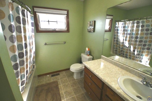 2522 SW Windermere CT, Topeka, KS 66614