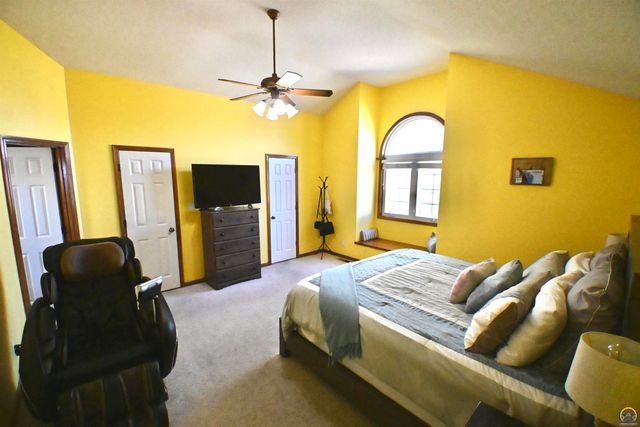 2522 SW Windermere CT, Topeka, KS 66614