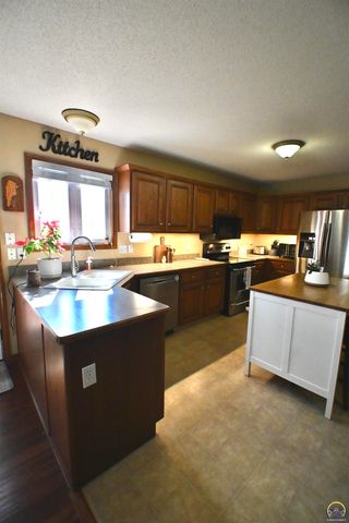 2522 SW Windermere CT, Topeka, KS 66614