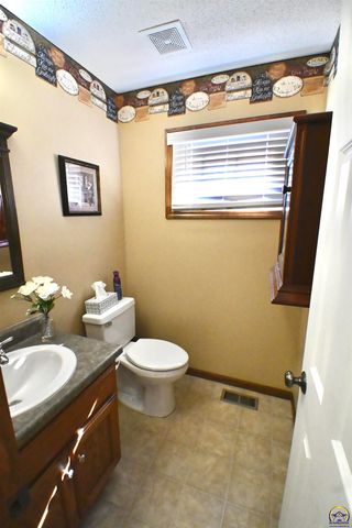 2522 SW Windermere CT, Topeka, KS 66614