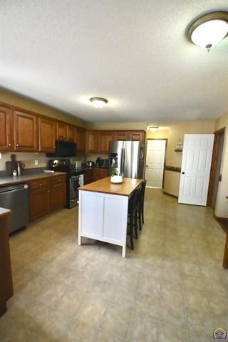 2522 SW Windermere CT, Topeka, KS 66614