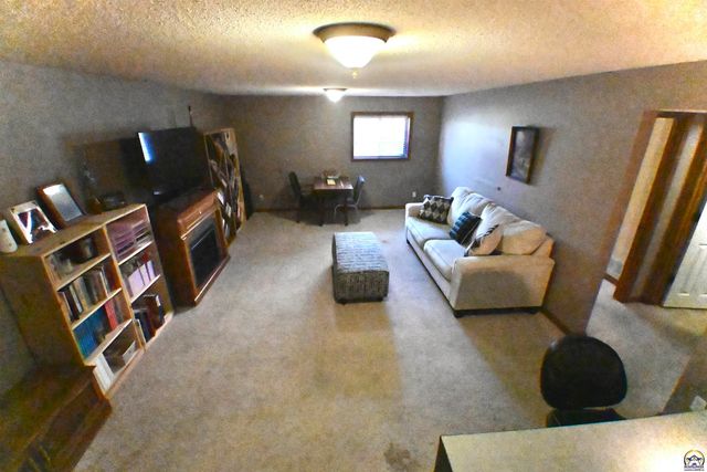 2522 SW Windermere CT, Topeka, KS 66614