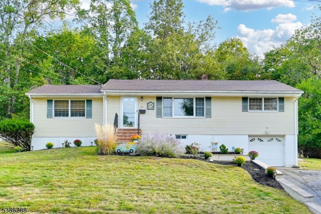 25 Seton Hall Dr, Oakland Boro, NJ 07436