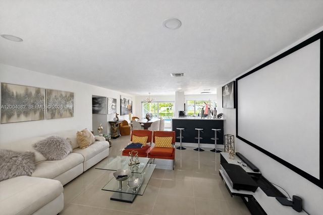 8085 NW 21st St, Sunrise, FL 33322