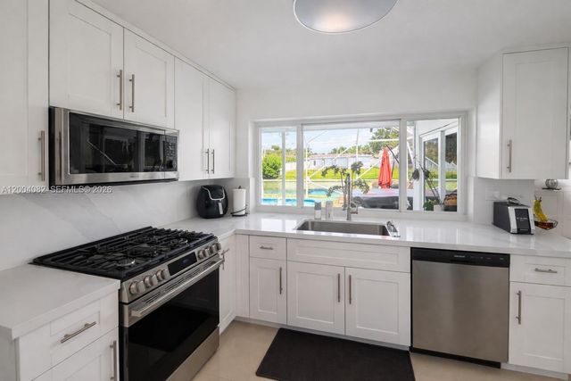 8085 NW 21st St, Sunrise, FL 33322