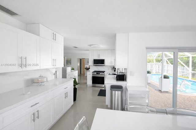 8085 NW 21st St, Sunrise, FL 33322