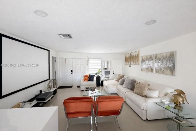 8085 NW 21st St, Sunrise, FL 33322