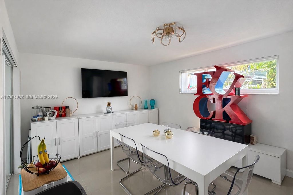 8085 NW 21st St, Sunrise, FL 33322