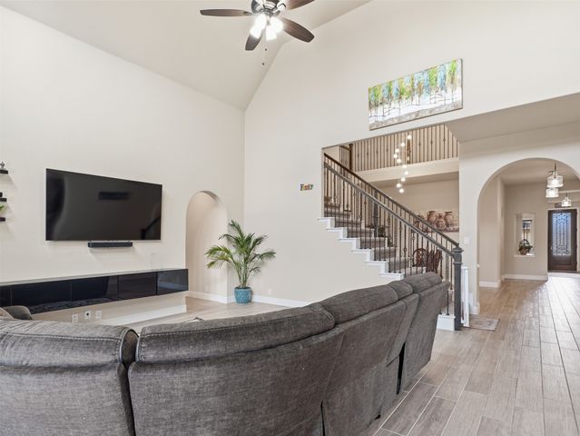 521 Ridgewater Trail, Fort Worth, TX 76131
