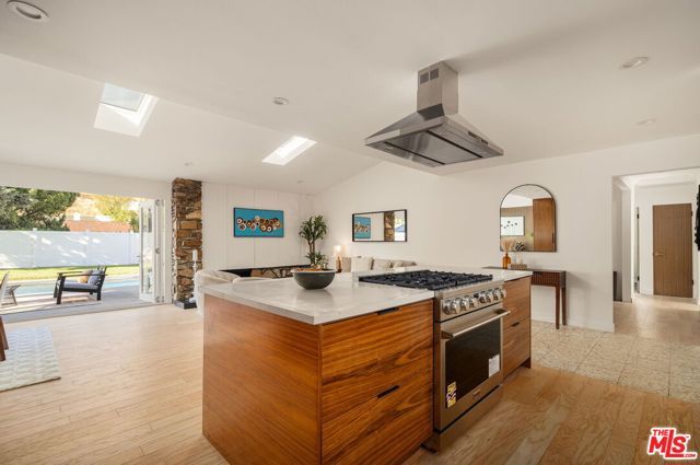 22649 Mulholland Drive, Woodland Hills (los Angeles), CA 91364